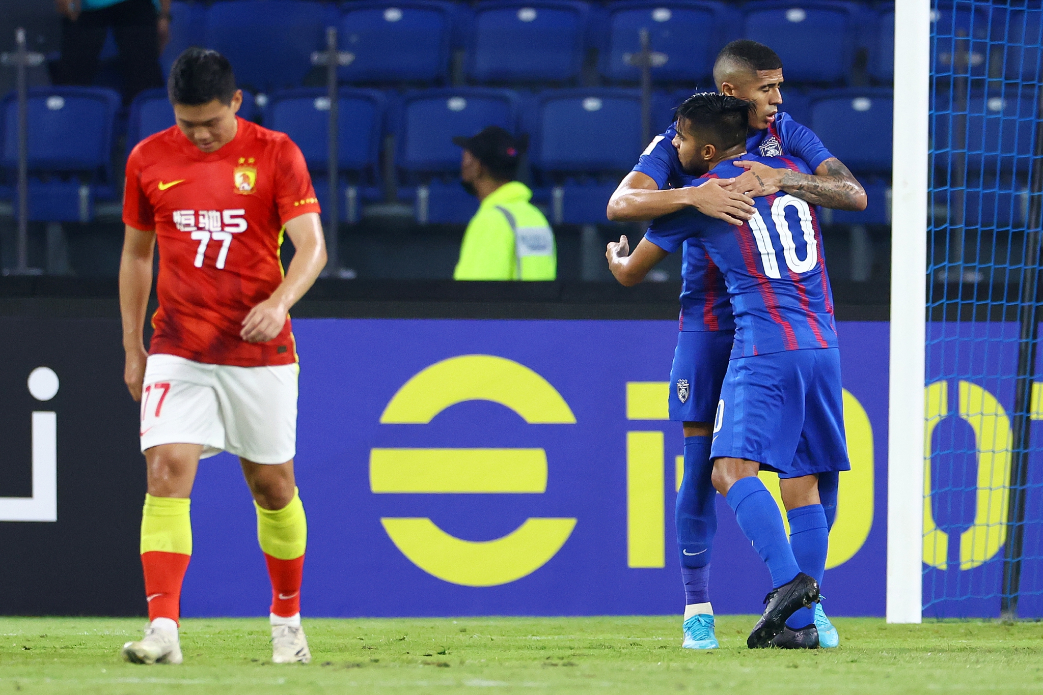 广州队发布备战花絮；赛前豪取连胜；欧冠任务艰巨；赛季目标并未改变的简单介绍