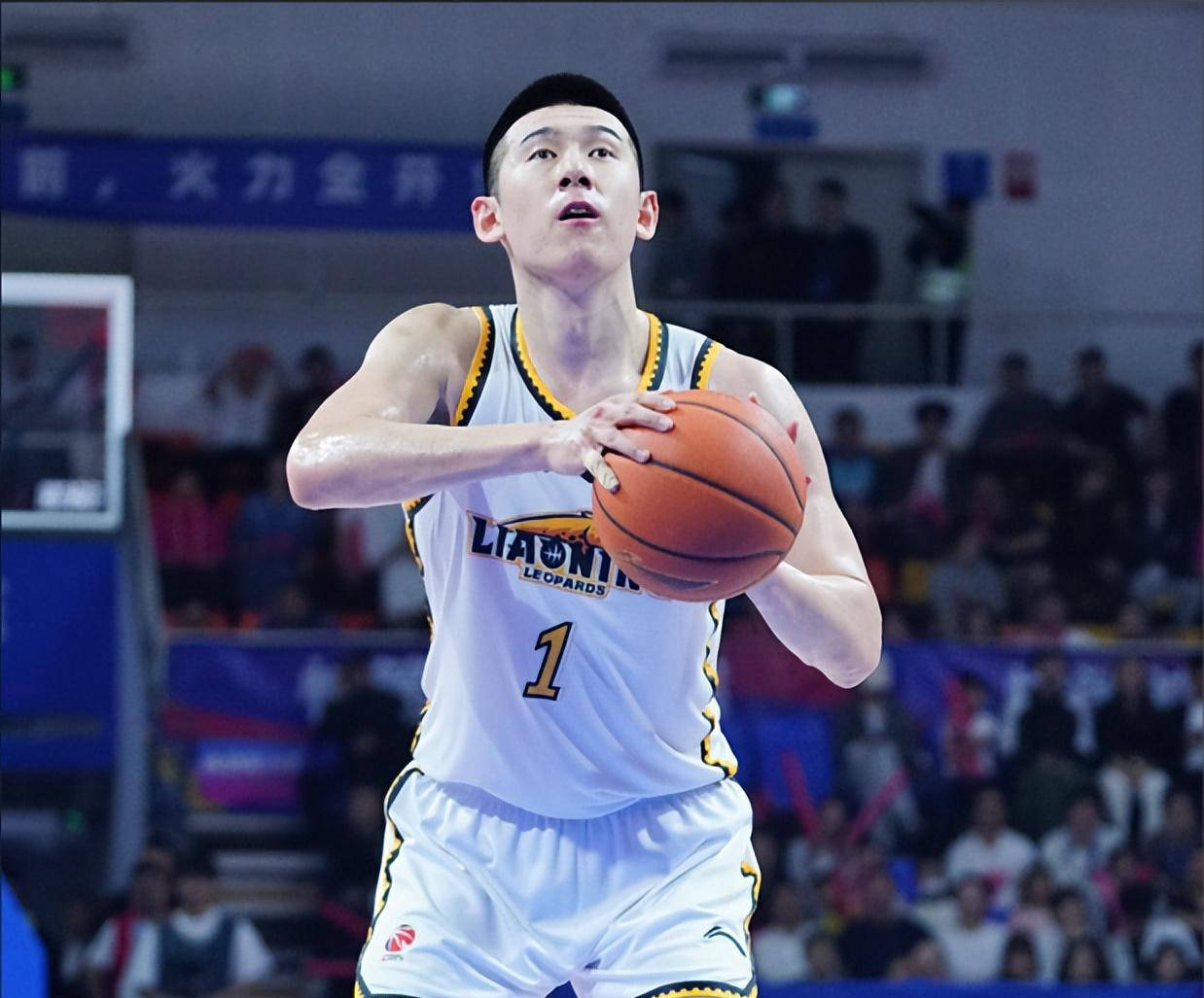 关于中超赛后再迎强敌，深圳男篮绝杀压哨，主帅态度——气氛紧张，赛季目标并未改变的信息